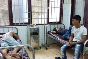 Ba thanh niên bị Công an xã Ea Kao bắn đang nằm điều trị tại bệnh viện. Ảnh MINH ANH