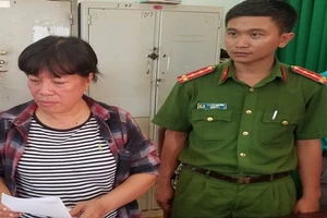 Bà Trương Thị Tính (bên phải ảnh) bị cơ quan công an bắt giữ. Ảnh do công an cung cấp