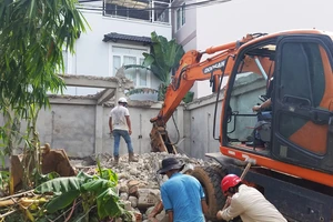 Cơ quan chức năng TP Đà Lạt tháo dỡ công trình sai phép do ông Lê Hoàng liên kết xây dựng.