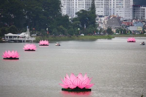 Đà Lạt: Dựng 7 đài sen khổng lồ trên hồ Xuân Hương