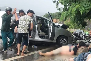 Người bị thương được đưa ra khỏi xe gặp tai nạn
