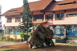 Tảng đá 20 tấn được giao cho Khu dự trữ sinh quyển thế giới Langbiang