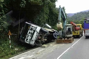 Xe tải đổ đèo đâm vào vách núi