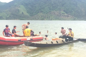 Chèo thuyền ra hồ thủy lợi chơi, 2 học sinh chết đuối