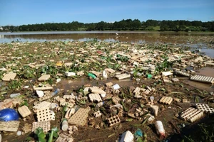 Hồ Xuân Hương (Đà Lạt) ngập trong rác