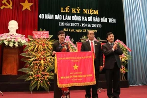 Đại diện Báo Lâm Đồng nhận Cờ thi đua của Chính phủ. Ảnh: ĐOÀN KIÊN​