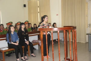 Bị cáo Lộc (đứng) tại phiên tòa