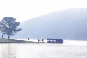 "Du thuyền" chui trên hồ Suối Vàng - Đà Lạt 