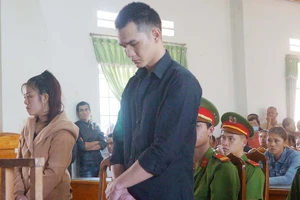 Nguyễn Thành Đức và Trần Thị Tuyết Hương tại phiên tòa ngày 26-9