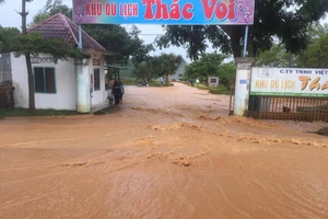 VIDEO: Nước lũ tràn về cô lập khu du lịch Thác Voi