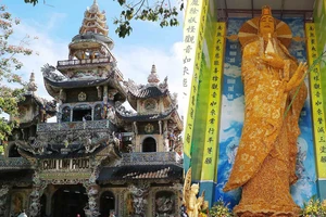 Xác lập kỷ lục Tượng Phật bằng hoa bất tử lớn nhất thế giới