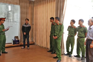 Công an tỉnh Lâm Đồng đọc lệnh khởi tố và bắt tạm giam 4 tháng đối với Hoàng Nam Đến