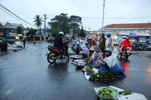 Chợ mọc giữa đường phố