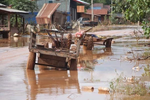 Bản làng xơ xác sau vụ vỡ đập thủy điện ở Lào
