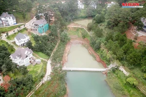 Ngang nhiên xây kè 30m ngăn hồ Tuyền Lâm - Đà Lạt