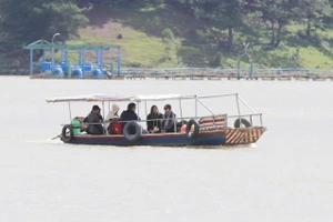 Thuyền “chui” vẫn mạo hiểm chở khách trên hồ Đan Kia - Suối Vàng