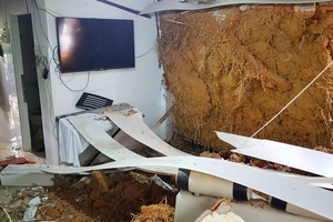 Sạt lở đất ở Đà Lạt gây sập tường nhà, cả gia đình thoát nạn