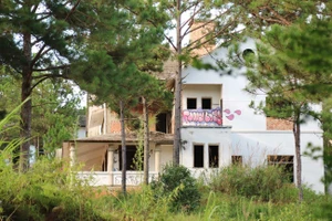 Khu biệt thự nghỉ dưỡng tại hồ Tuyền Lâm – Đà Lạt bỏ hoang nhiều năm