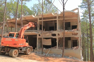 Tháo dỡ công trình xây dựng không phép trong khu nghỉ dưỡng ở hồ Tuyền Lâm – Đà Lạt