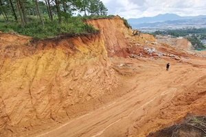 Đà Lạt: Buộc khôi phục khu vực núi bị xẻ đôi làm đường khai thác khoáng sản