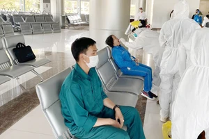 Xét nghiệm SARS-CoV-2 cho toàn bộ nhân viên sân bay Liên Khương – Đà Lạt