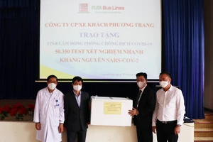 Trao tặng hơn 50.000 bộ xét nghiệm Covid-19 cho tỉnh Lâm Đồng