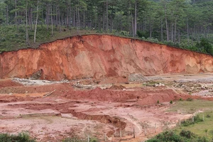 Lâm Đồng: Khai thác cát gây sạt lở núi, biến dạng dòng suối