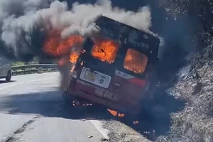 Xe khách bốc cháy dữ dội trên đèo Bảo Lộc
