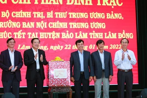Trưởng Ban Nội chính Trung ương thăm, tặng quà tết tại Lâm Đồng