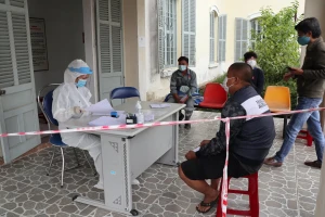Người dân lấy mẫu xét nghiệm SARS-CoV-2 tại CDC tỉnh Lâm Đồng
