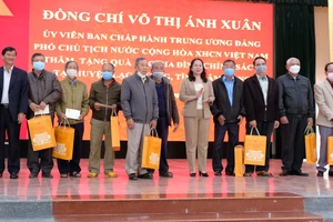 Phó Chủ tịch nước Võ Thị Ánh Xuân thăm, tặng quà gia đình chính sách tại Lâm Đồng