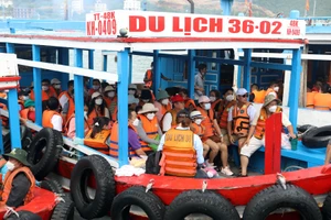Du khách đổ về Nha Trang, đội mưa đi chơi ở Đà Lạt trong ngày đầu nghỉ lễ