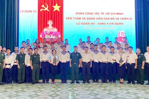 Lãnh đạo TPHCM thăm, tặng quà các chiến sĩ mới tại Bộ Tư lệnh Vùng 4 Hải quân