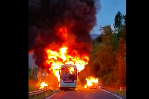 Cháy xe ô tô trên Quốc lộ 27C, hàng chục hành khách may mắn thoát nạn