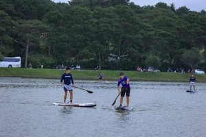Đà Lạt: Lần đầu tổ chức giải đua ván chèo đứng trên hồ Xuân Hương