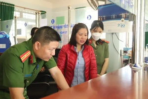 Lâm Đồng: Bắt cán bộ địa chính xã chiếm đoạt tài sản khi làm sổ đỏ