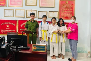 Lâm Đồng: Khen thưởng 3 nữ sinh nhặt được tài sản đánh rơi