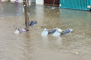 Mưa lớn ở TP Bảo Lộc, nhiều tuyến đường bị ngập sâu