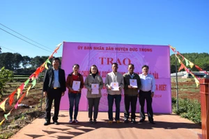 Lâm Đồng: Trao sổ đỏ tái định canh cho hộ dân bị thu hồi đất tại dự án hồ Ta Hoét
