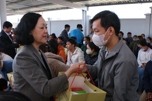 Thường trực Ban Bí thư Trương Thị Mai thăm, trao quà tết tại Lâm Đồng