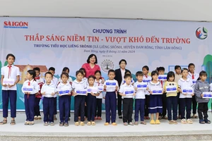 Chương trình “Thắp sáng niềm tin – Vượt khó đến trường” vượt hàng trăm km đến với học trò tỉnh Lâm Đồng