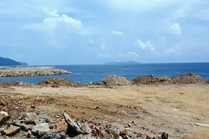 Biển Bãi Tiên Nha Trang biến dạng do đổ đất đá