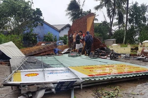 Khánh Hòa: 27 người chết, 10.000 căn nhà bị sập đổ và tốc mái do bão số 12