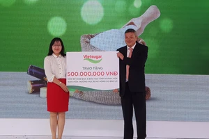 Đại diện Công ty CP đường Việt Nam trao hỗ trợ cho tỉnh Khánh Hòa