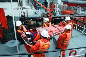 Cứu một thuyền viên Trung Quốc gặp nạn trên biển
