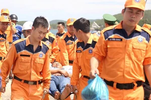 Cứu 10 ngư dân bị ngộ độc sau khi ăn cá chình