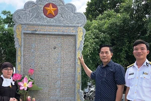 Tiếp nhận Bia tưởng niệm ghi danh chiến sĩ Gạc Ma và anh hùng Phan Vinh