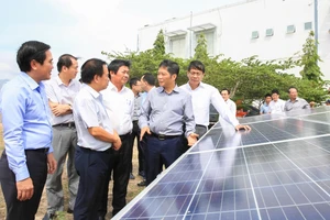 Lãnh đạo Bộ Công thương kiểm tra dự án điện mặt trời tại Ninh Thuận