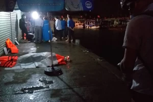 Lật tàu du lịch trên vịnh Nha Trang, ít nhất 2 người tử vong