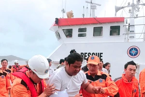 Cứu 4 thuyền viên Philippines bị tai nạn trên biển